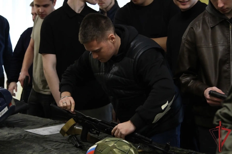 Сотрудники спецподразделения столичного лавка Росгвардии провели день открытых дверей для студентов