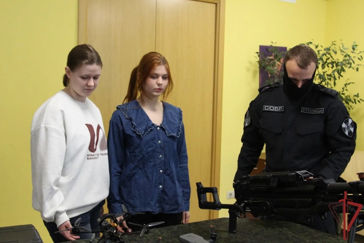 Сотрудники спецподразделения столичного лавка Росгвардии провели день открытых дверей для студентов