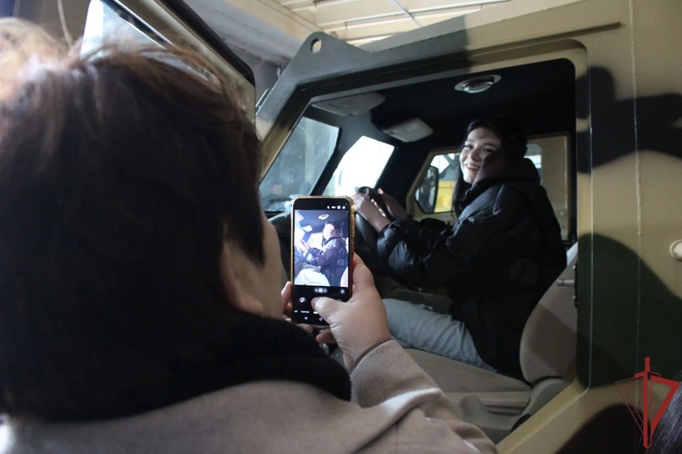 В ОМОН «Авангард» Главного управления Росгвардии по г. Москве провели День открытых дверей для воспитанников семейного центра помощи семье и детям