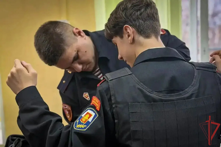 Московские росгвардейцы провели урок мужества для кадет