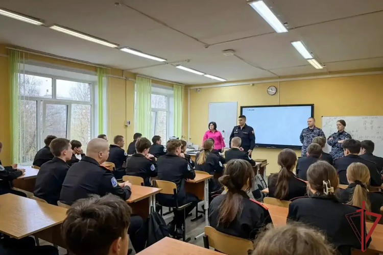 Московские росгвардейцы провели урок мужества для кадет