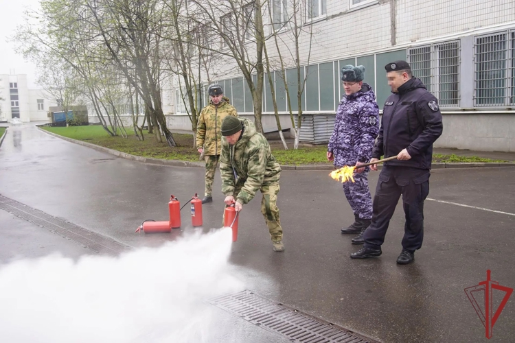 Росгвардейцы совместно с МЧС провели пожарно-тактические учения в столице (видео)