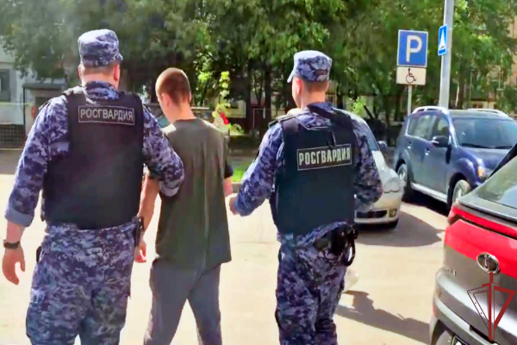 На востоке столицы росгвардейцы задержали мужчину, устроившего дебош в хостеле (Видео)