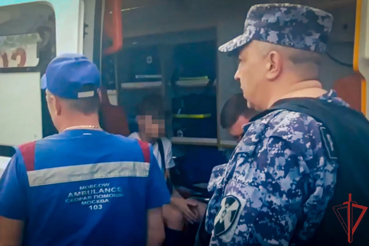 Столичные росгвардейцы помогли подростку после ДТП