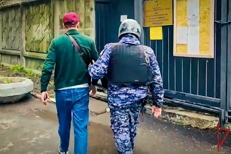 Московские росгвардейцы задержали курьера с наркотиками (видео)