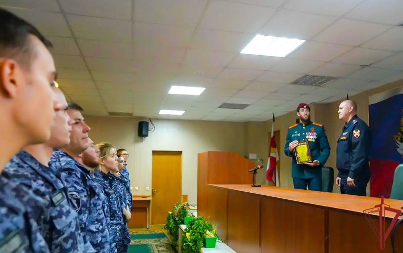 В Центре профессиональной подготовки сотрудников вневедомственной охраны столичного главка Росгвардии прошла встреча с участником СВО Львом Макеевым (Видео)