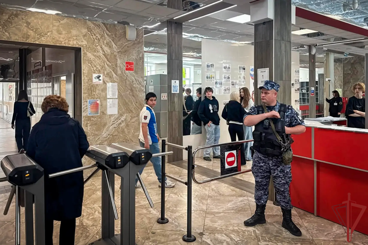 Сотрудники Росгвардии обеспечили безопасность проведения Последних звонков в Москве 
