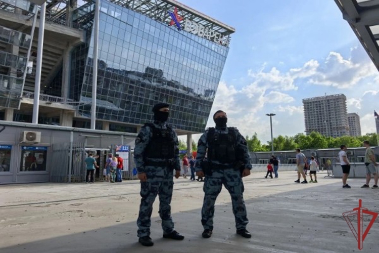 Росгвардейцы обеспечили безопасность проведения футбольного матча заключительного тура РПЛ в Москве (видео)
