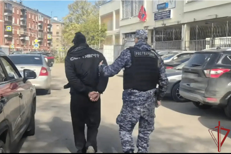 Росгвардейцы задержали нетрезвого мужчину, угрожавшего прохожим ножом на востоке Москвы (видео)