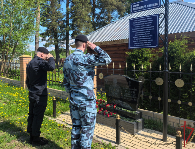 Сотрудники спецподразделения Росгвардии почтили память боевых товарищей в саду памяти во Владимирской области (видео)