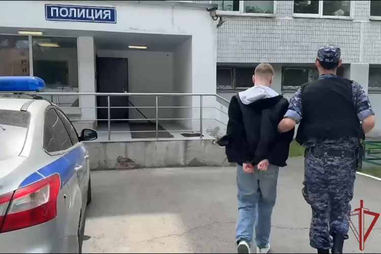 В Москве росгвардейцы задержали мужчину, подозреваемого в нелегальном хранении наркотиков (видео)