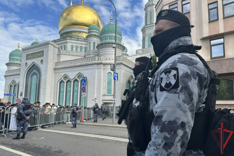 Росгвардия обеспечила безопасность проведения религиозного праздника Курбан-байрам в Москве (видео)