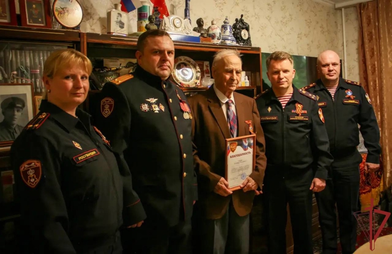 В Москве офицеры вневедомственной охраны охраны Росгвардии поздравили ветеранов с Днем Победы