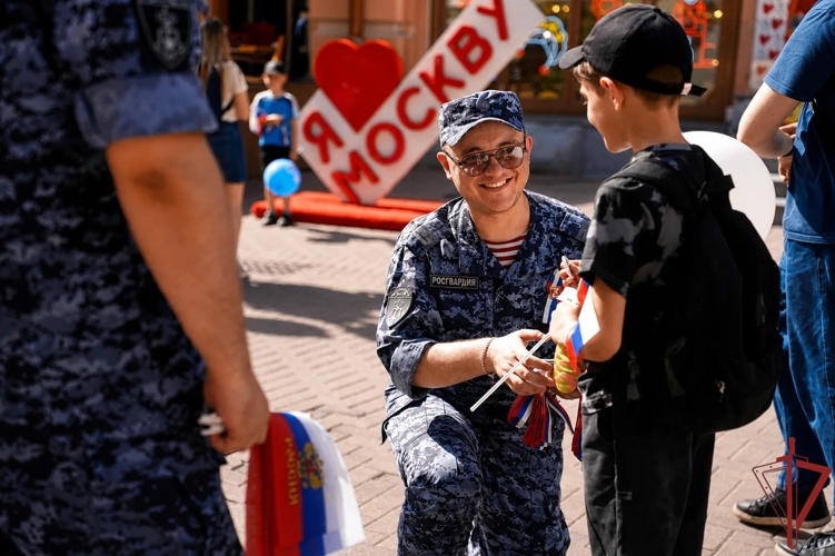 Московские росгвардейцы приняли участие в акции «Российский триколор» 