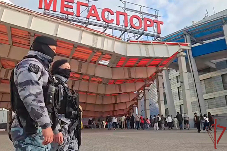 Сотрудники и военнослужащие Росгвардии приняли участие в охране порядка на баскетбольном матче в Москве (видео)