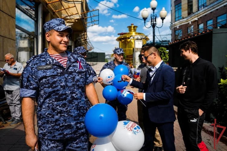 Московские росгвардейцы приняли участие в акции «Российский триколор» 