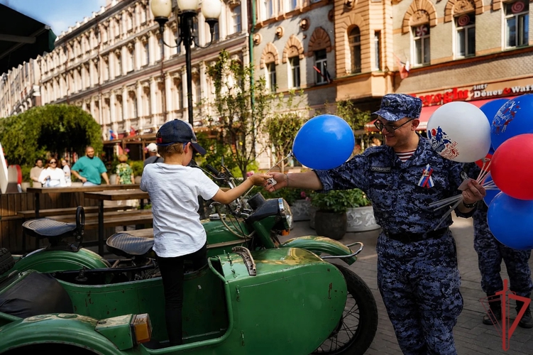 Московские росгвардейцы приняли участие в акции «Российский триколор» 