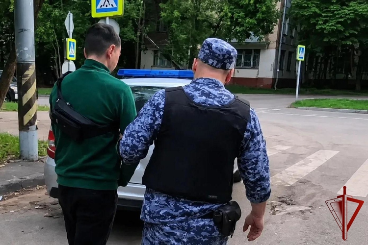 На востоке Москвы сотрудники Росгвардии задержали подозреваемого в незаконном обороте наркотиков (видео)