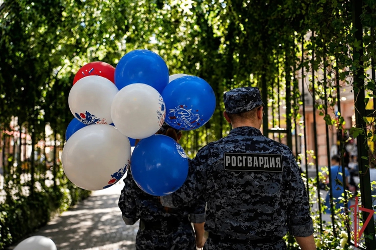 Московские росгвардейцы приняли участие в акции «Российский триколор» 