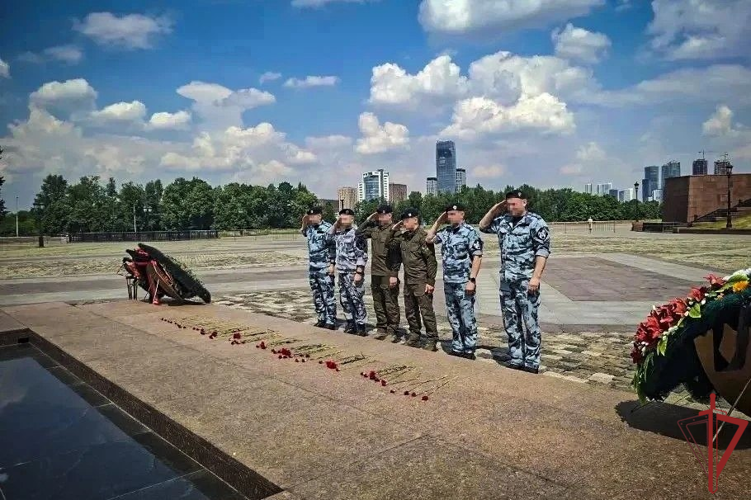 В честь Дня России сотрудники ОМОН «Авангард» и СОБР «Столица» провели памятное мероприятие на Поклонной горе