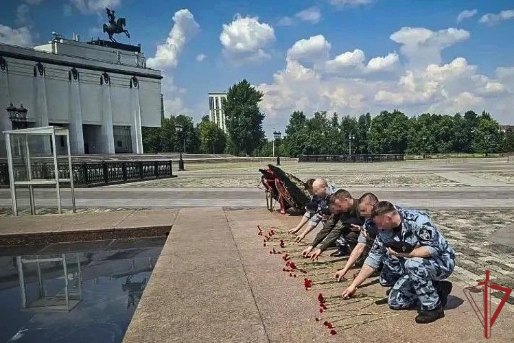 В честь Дня России сотрудники ОМОН «Авангард» и СОБР «Столица» провели памятное мероприятие на Поклонной горе