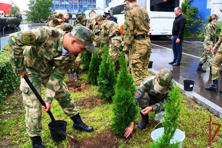 В честь Дня защиты детей в Главном управлении Росгвардии по городу Москве высадили аллею из деревьев (видео)