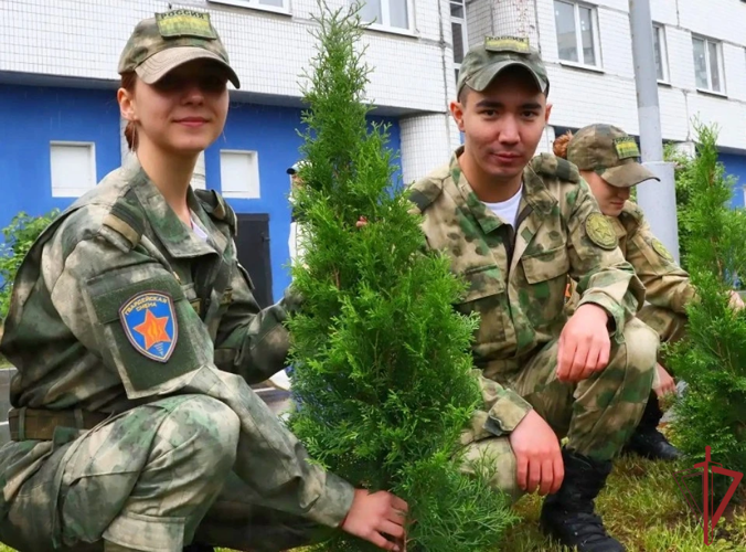 В честь Дня защиты детей в Главном управлении Росгвардии по городу Москве высадили аллею из деревьев (видео)