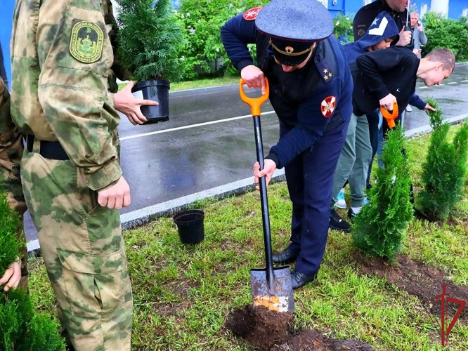 В честь Дня защиты детей в Главном управлении Росгвардии по городу Москве высадили аллею из деревьев (видео)
