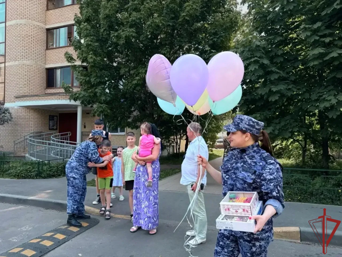 Ко Дню защиты детей столичные росгвардейцы посетили многодетную семью ветерана службы