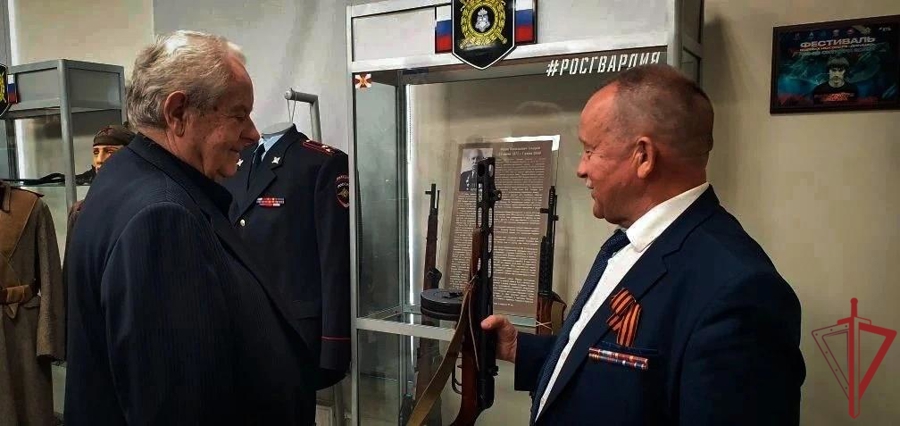 В Москве отец погибшего сотрудника вневедомственной охраны Героя России Антона Фарелюка посетил Музей подразделения