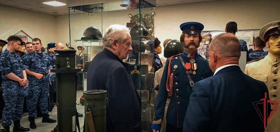 В Москве отец погибшего сотрудника вневедомственной охраны Героя России Антона Фарелюка посетил Музей подразделения