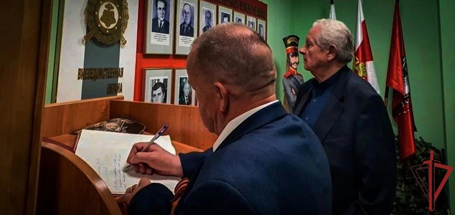 В Москве отец погибшего сотрудника вневедомственной охраны Героя России Антона Фарелюка посетил Музей подразделения