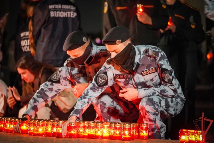 В день 85-й годовщины начала Великой Отечественной войны сотрудники столичного главка Росгвардии приняли участие в акции «Свеча памяти» (видео)