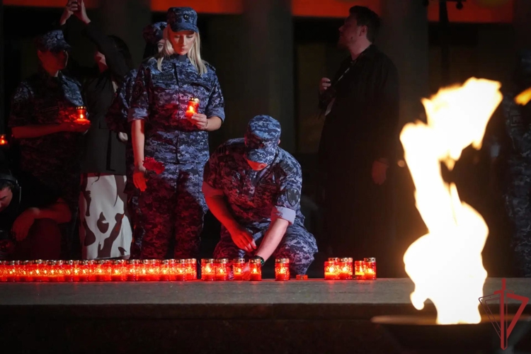 В день 85-й годовщины начала Великой Отечественной войны сотрудники столичного главка Росгвардии приняли участие в акции «Свеча памяти» (видео)
