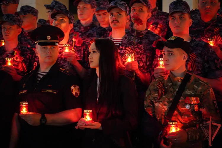В день 85-й годовщины начала Великой Отечественной войны сотрудники столичного главка Росгвардии приняли участие в акции «Свеча памяти» (видео)