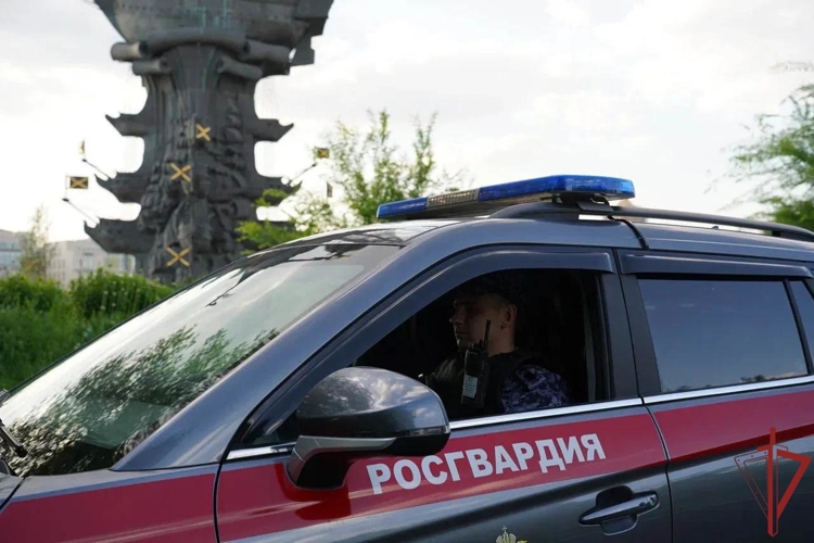 В центре Москвы росгвардейцы пресекли кражу электроники из магазина (видео)