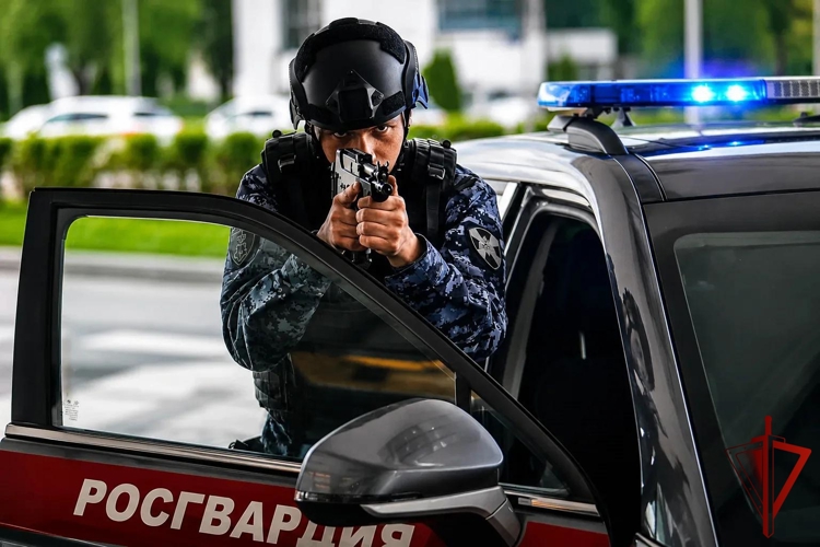 Росгвардейцы задержали мужчину, незаконно проникшего на охраняемый объект на северо-западе Москвы (видео)