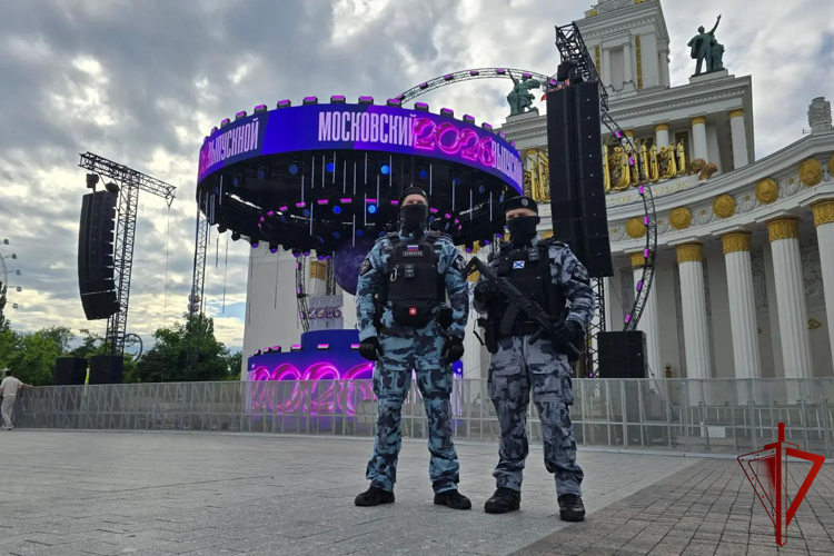 В Москве безопасность выпускных вечеров обеспечена при содействии Росгвардии (видео)