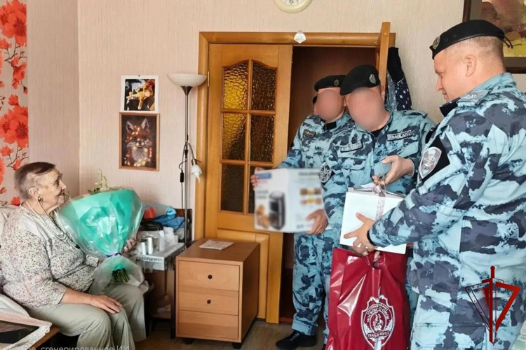 В Москве сотрудники ОМОН «Авангард» Росгвардии поздравили участницу Великой Отечественной войны и труженицу тыла со 101-м днём рождения