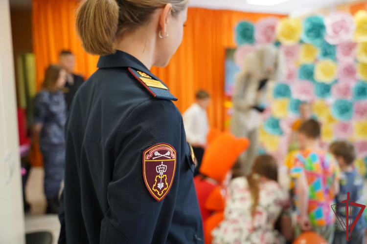 В преддверии Дня защиты детей московские росгвардейцы навестили воспитанников семейного центра 