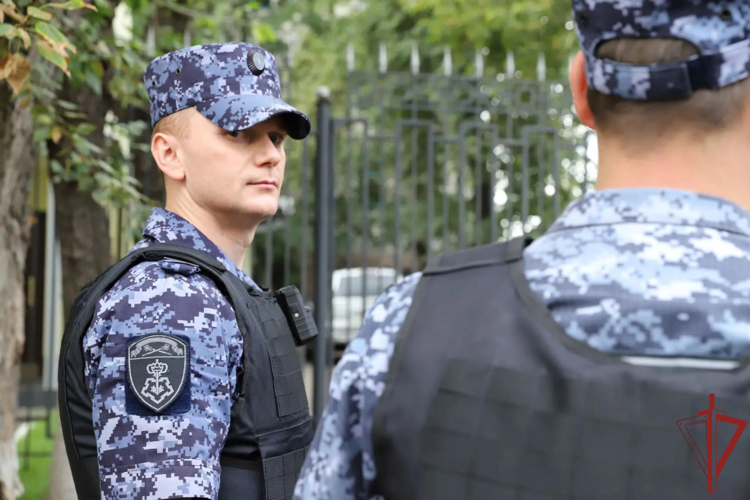 В Москве росгвардейцы оперативно помогли девушке, резко почувствовавшей недомогание на улице (видео)