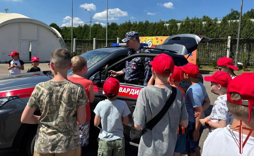 Сотрудники Росгвардии провели занятие для детей в городском клубе «Лето побед»