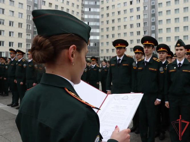 В столичном главке Росгвардии прошла торжественная церемония принятия клятвы курсанта подшефного колледжа (видео)