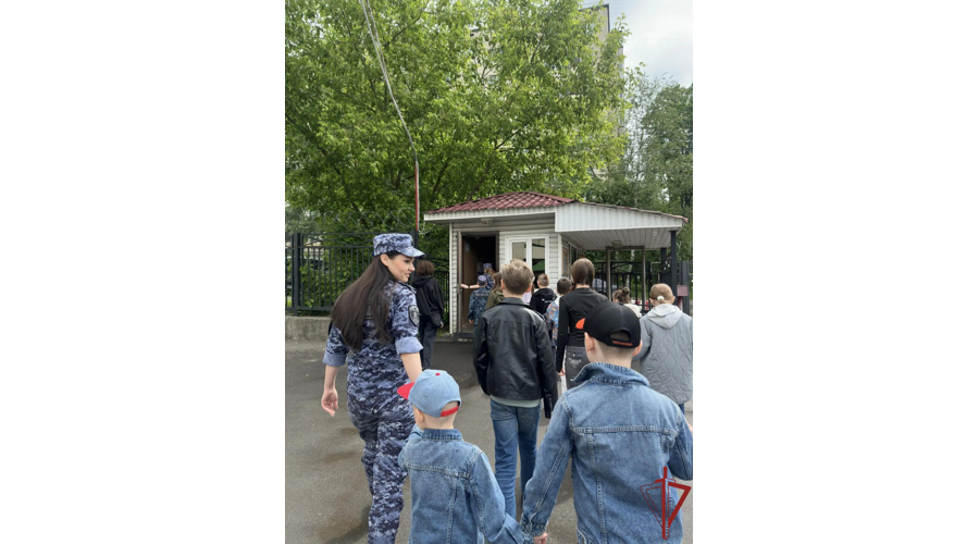 Столичные росгвардейцы провели «День открытых дверей» в подразделении вневедомственной охраны (видео)  