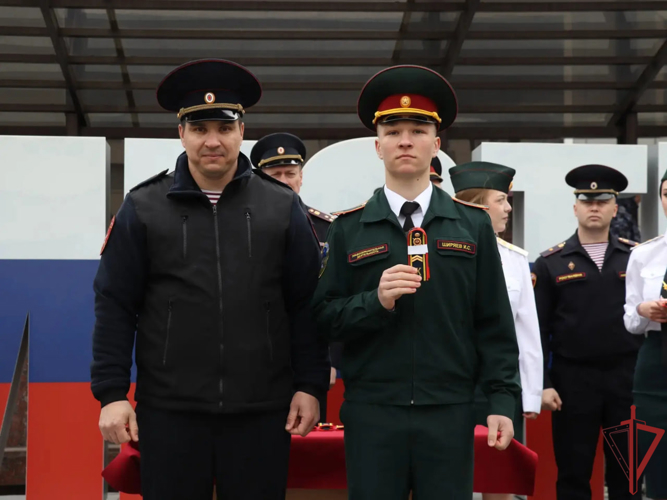 В столичном главке Росгвардии прошла торжественная церемония принятия клятвы курсанта подшефного колледжа (видео)