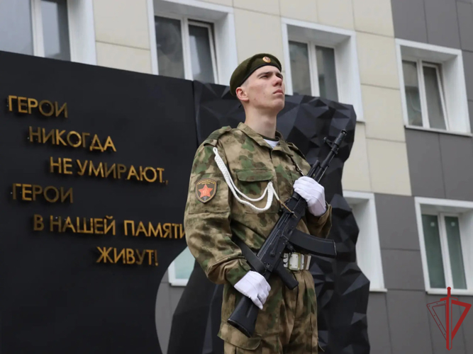 В столичном главке Росгвардии прошла торжественная церемония принятия клятвы курсанта подшефного колледжа (видео)