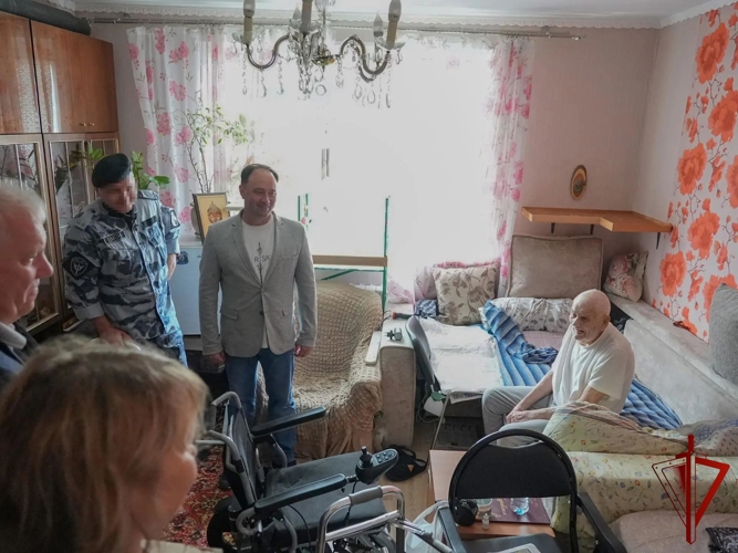 Столичные росгвардейцы навестили ветерана Великой Отечественной войны