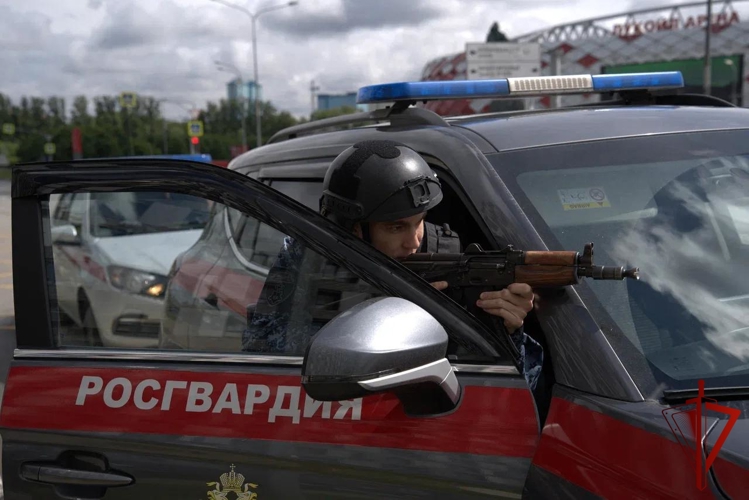 Столичные росгвардейцы задержали мужчину с крупной партией наркотиков (видео)