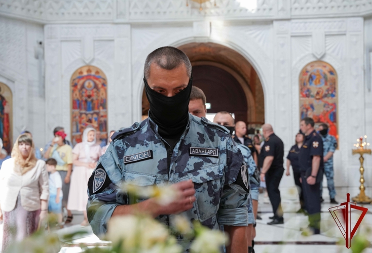 Сотрудники столичного главка Росгвардии приняли участие в богослужениях в День крещения Руси (видео)
