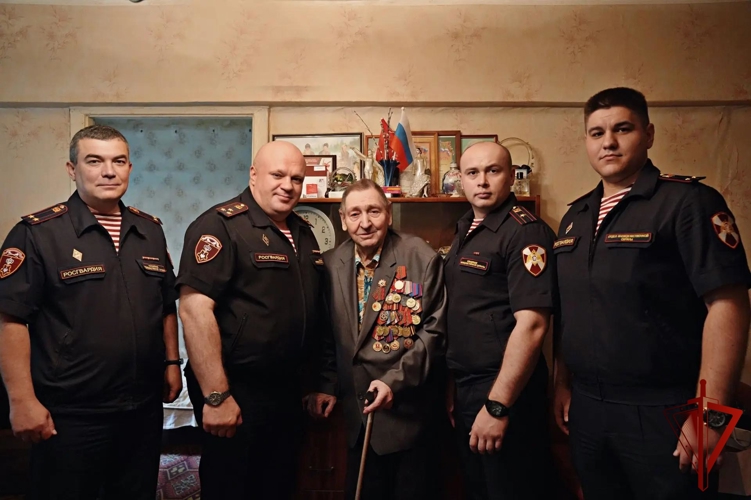 В Москве сотрудники Росгвардии поздравили ветерана с 96-летием (видео)